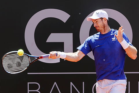 Andy Murray returns the ball to Yannick Hanfmann 